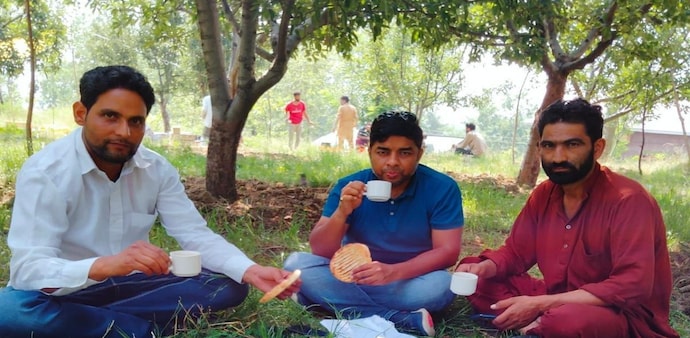 Founder, CEO, Harvesting Framer Network(HFN), Ruchit Garg with farmers in Ganderbal, Kashmir Founder, CEO, Harvesting Framer Network(HFN), Ruchit Garg with farmers in Ganderbal, Kashmir