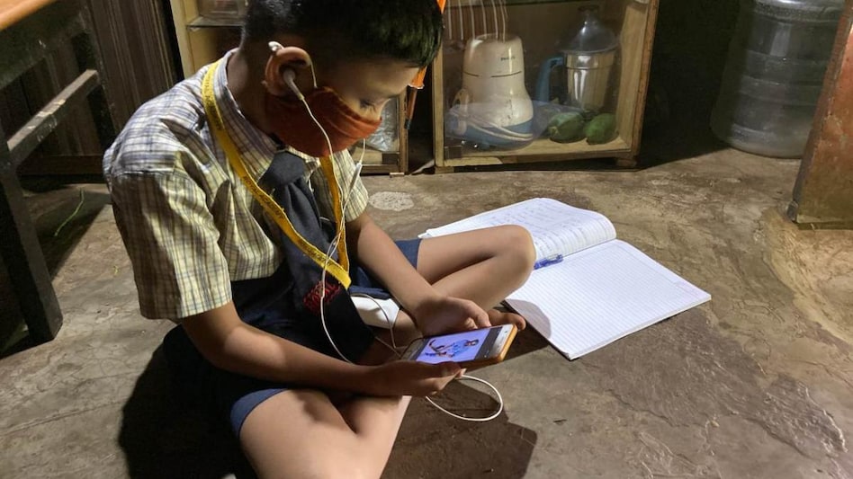 About 40 per cent of children in grades I-II have no access to a smartphone despite having one at home, as opposed to 17 per cent of children in grades IX or higher. About 40 per cent of children in grades I-II have no access to a smartphone despite having one at home, as opposed to 17 per cent of children in grades IX or higher.