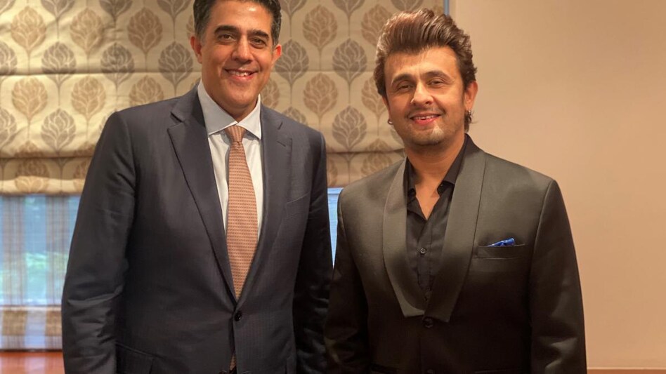 Sonu Nigam with Rajan Navani, Vice Chairman & Managing Director, JetSynthesys. Sonu Nigam with Rajan Navani, Vice Chairman & Managing Director, JetSynthesys.
