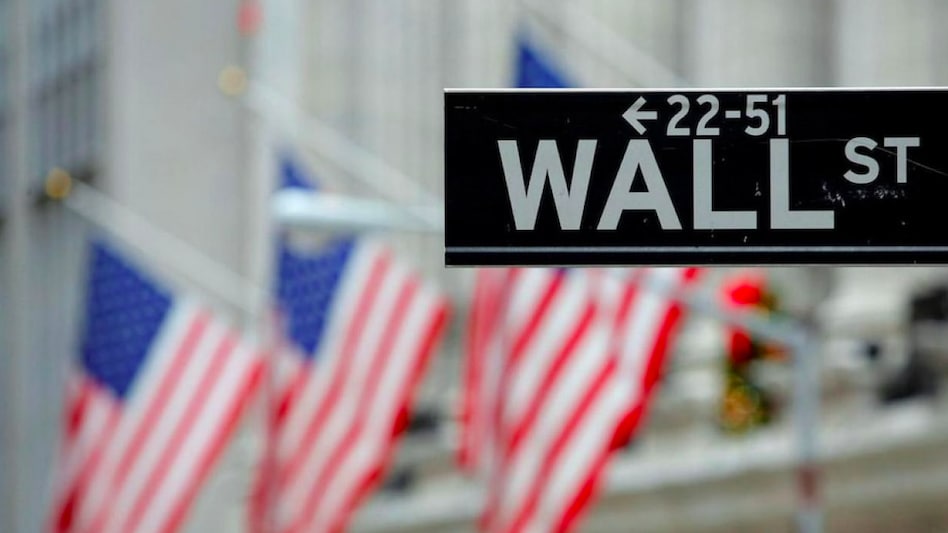 Wall Street's major banks surged between 1.5% and 3%, tracking a jump in Treasury yields as investors priced in the Fed's policy tightening by the first half of 2022 Wall Street's major banks surged between 1.5% and 3%, tracking a jump in Treasury yields as investors priced in the Fed's policy tightening by the first half of 2022