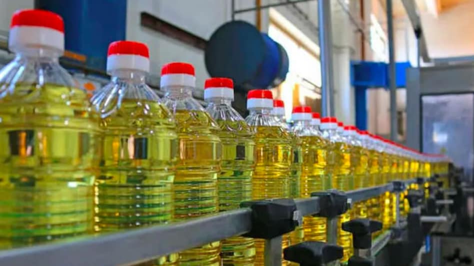 Recently, edible oil prices in the major retail markets across the country have declined by Rs 5-20 per kg after various measures Recently, edible oil prices in the major retail markets across the country have declined by Rs 5-20 per kg after various measures