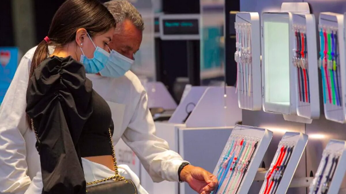 US weekly jobless claims drop to 52-year low; Q3 GDP revised slightly up