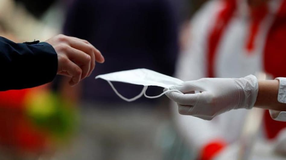 UK makes face masks mandatory as Omicron variant cases rise to 22 (Photo: Reuters) UK makes face masks mandatory as Omicron variant cases rise to 22 (Photo: Reuters)