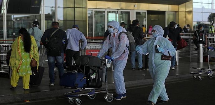 Omicron threat: Stricter norms for international passengers to kick in from Tuesday night (Photo: Reuters) Omicron threat: Stricter norms for international passengers to kick in from Tuesday night (Photo: Reuters)