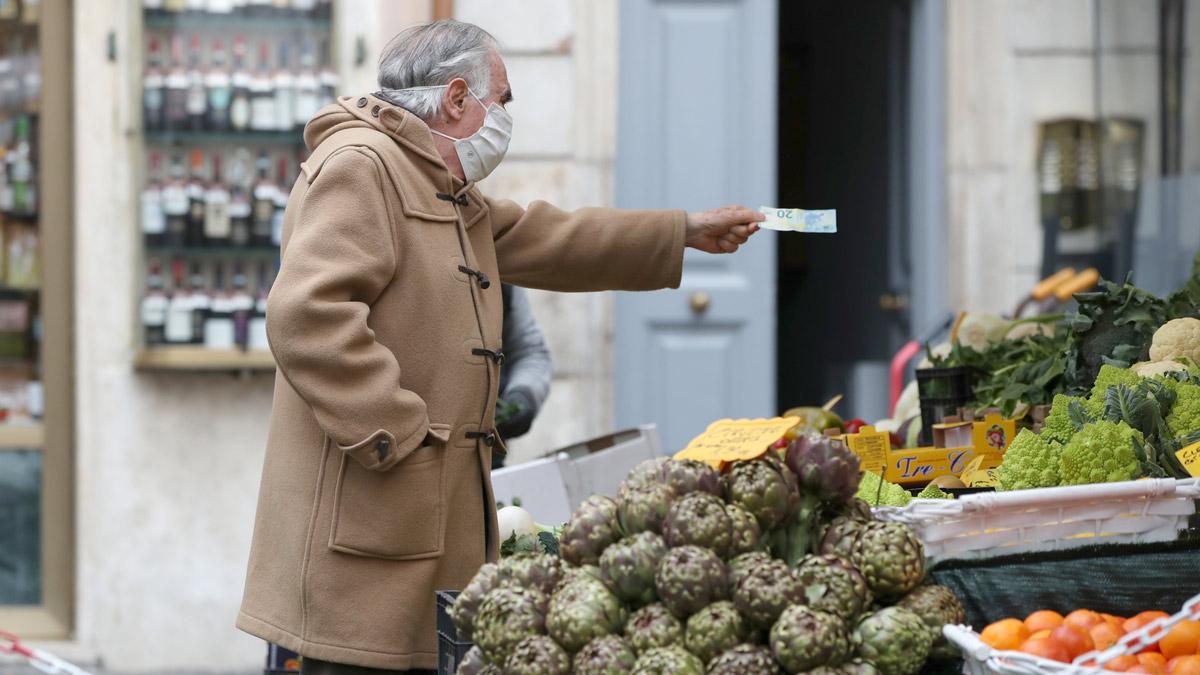 Euro zone inflation hits record high of 4.9% in likely peak