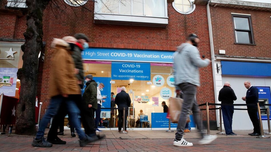 People walk past a queue of people waiting to receive COVID-19 vaccine and booster doses, as the spread of the coronavirus disease (COVID-19) continues, at a walk-in vaccination centre, in Solihull, Britain. (Photo: Reuters) People walk past a queue of people waiting to receive COVID-19 vaccine and booster doses, as the spread of the coronavirus disease (COVID-19) continues, at a walk-in vaccination centre, in Solihull, Britain. (Photo: Reuters)
