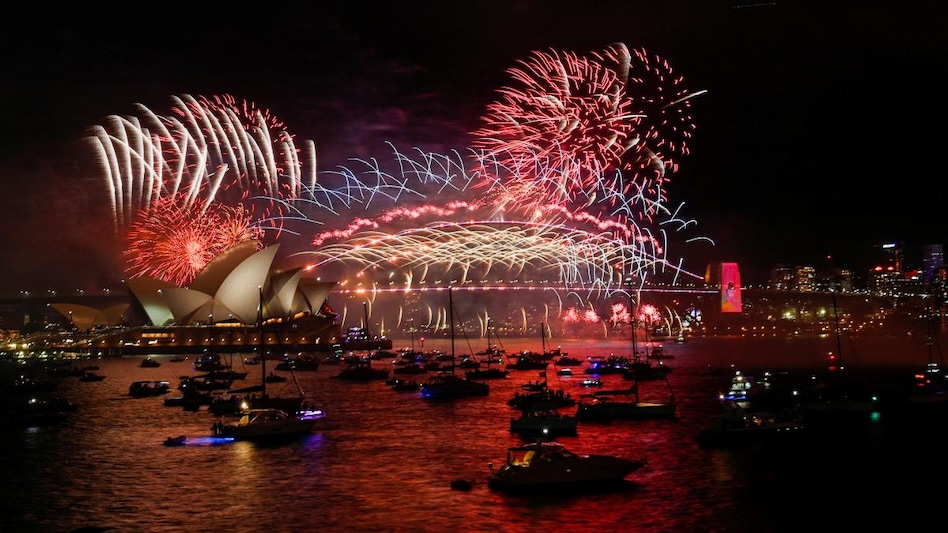 Sydney bids farewell to 2021 with traditional fireworks as S Africa brings Omicron hope (Photo: Reuters) Sydney bids farewell to 2021 with traditional fireworks as S Africa brings Omicron hope (Photo: Reuters)
