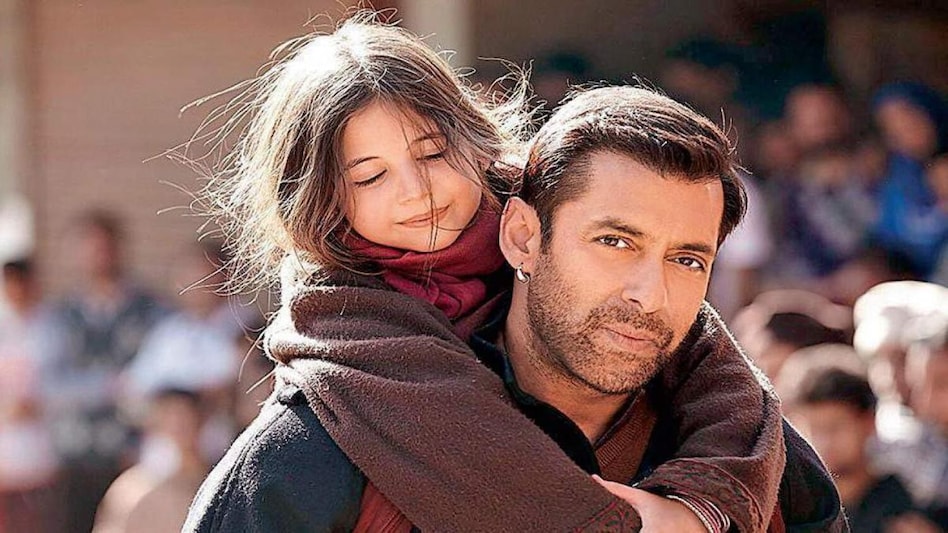 In the film, Salman Khan plays a simple man who is a devotee of Lord Hanuman. He meets a speech-impaired girl, Munni (Harshali), who is from Pakistan and accidentally gets lost in India. In the film, Salman Khan plays a simple man who is a devotee of Lord Hanuman. He meets a speech-impaired girl, Munni (Harshali), who is from Pakistan and accidentally gets lost in India.