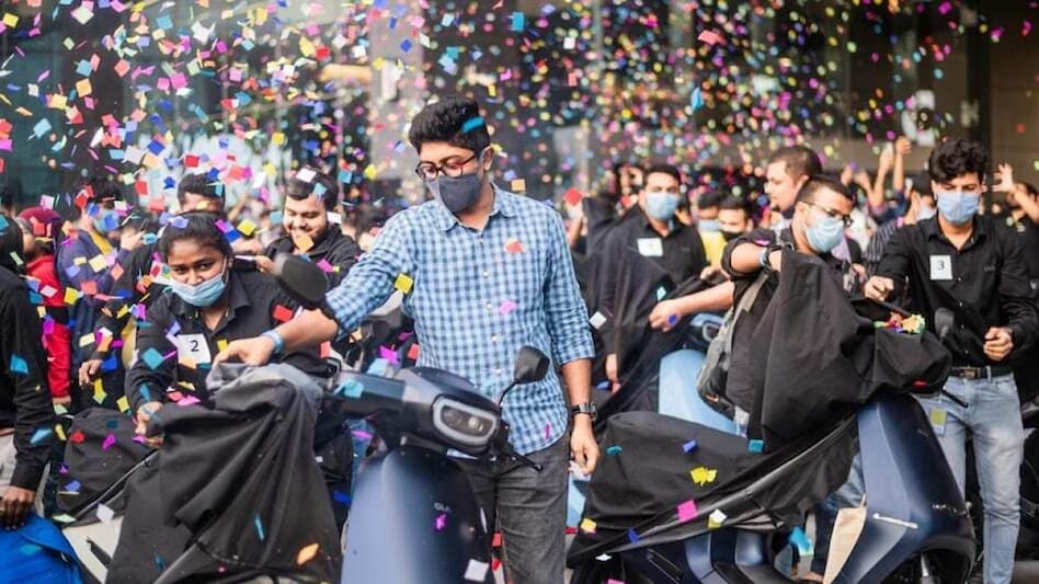 Bhavish Aggarwal says he had goosebumps as he delivered the first batch of Ola Electric's S1 Bhavish Aggarwal says he had goosebumps as he delivered the first batch of Ola Electric's S1