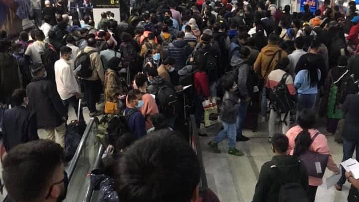 Biocon Executive Chairperson Kiran Mazumdar-Shaw and RPG Enterprises chairman Harsh Goenka shared pictures of long queues at the Delhi International airport Biocon Executive Chairperson Kiran Mazumdar-Shaw and RPG Enterprises chairman Harsh Goenka shared pictures of long queues at the Delhi International airport