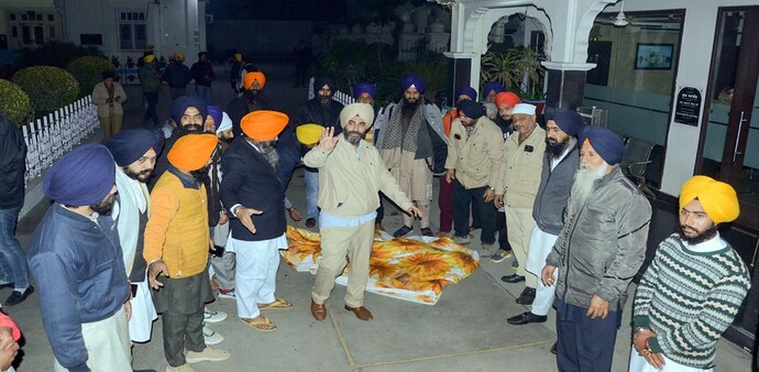 The man was caught by the Shiromani Gurdwara Parbandhak Committee task force members. The man was caught by the Shiromani Gurdwara Parbandhak Committee task force members.