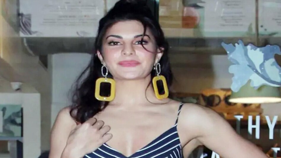 Fernandez was stopped at the Mumbai airport by the immigration authorites because of the LOC. Fernandez was stopped at the Mumbai airport by the immigration authorites because of the LOC.