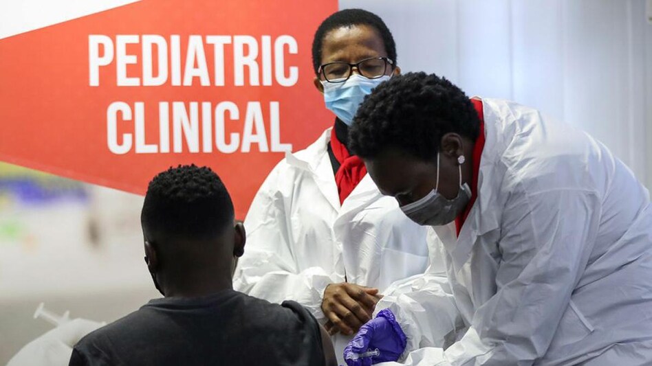 A health worker administers a vaccine during the launch of the South African leg of a global Phase III trial of Sinovac's COVID-19 vaccination of children and adolescents, in Pretoria, South Africa, September 10, 2021. (Photo: Reuters) A health worker administers a vaccine during the launch of the South African leg of a global Phase III trial of Sinovac's COVID-19 vaccination of children and adolescents, in Pretoria, South Africa, September 10, 2021. (Photo: Reuters)