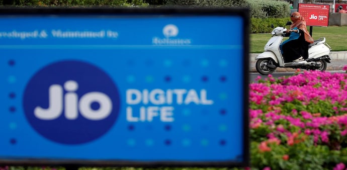 Jio tops 4G download speed chart, Vodafone Idea in upload speed in November: Trai (Photo: Reuters) Jio tops 4G download speed chart, Vodafone Idea in upload speed in November: Trai (Photo: Reuters)
