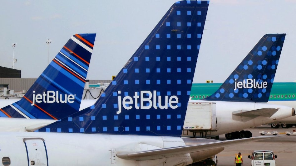 JetBlue cuts about 1,280 flights through mid-January amid Omicron difficulties (Photo: Reuters) JetBlue cuts about 1,280 flights through mid-January amid Omicron difficulties (Photo: Reuters)