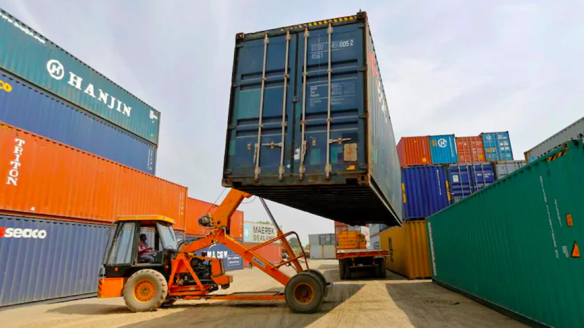 Exports rise 27.16% to $30.04 bn in Nov, trade deficit at $22.91 bn