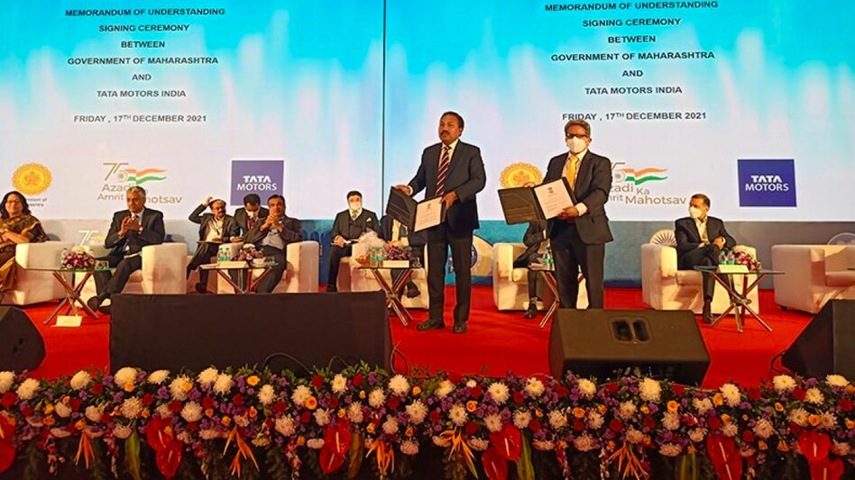 The MoU was signed at the Conference on Investment Opportunities in Highway, Transport and Logistics in Mumbai in presence of Minister of Road Transport and Highways Nitin Gadkari and other delegates. (Photo: Tata Motors) The MoU was signed at the Conference on Investment Opportunities in Highway, Transport and Logistics in Mumbai in presence of Minister of Road Transport and Highways Nitin Gadkari and other delegates. (Photo: Tata Motors)
