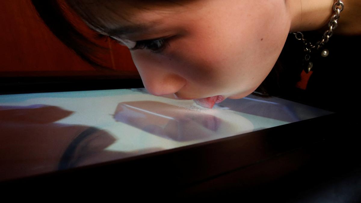 Japanese professor creates lickable TV screen that can imitate food flavours