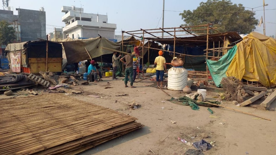 Farmers seen winding up from Singhu border Farmers seen winding up from Singhu border