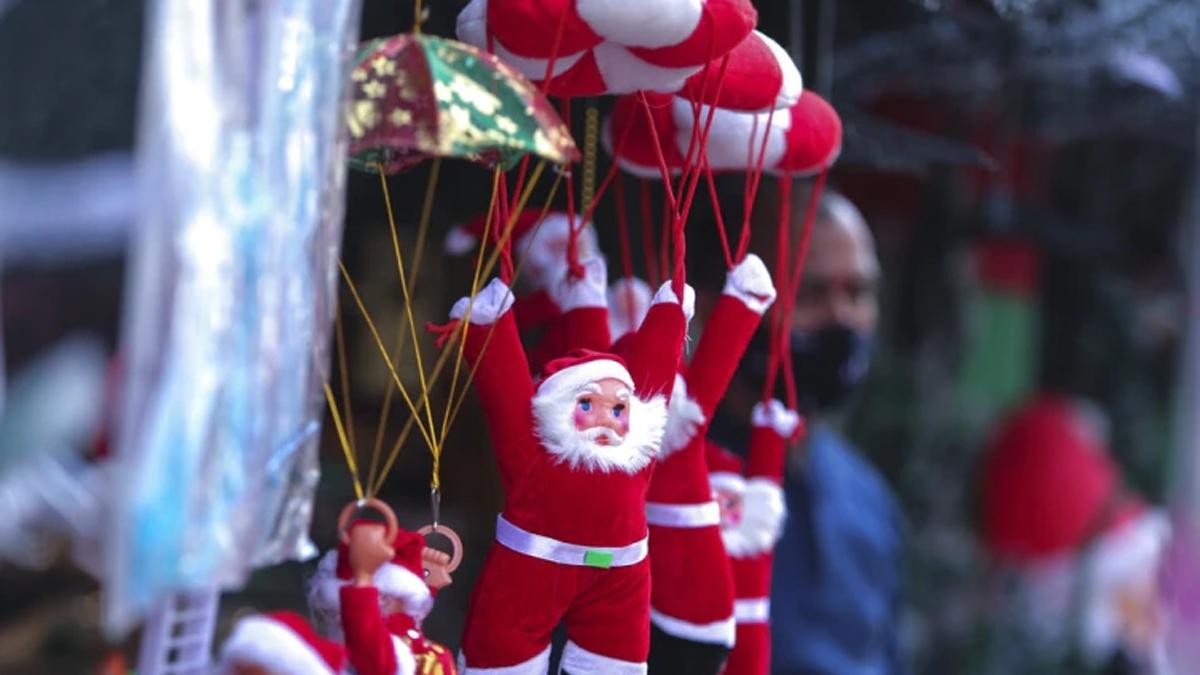 New Zealand marks Omicron-free Christmas as new COVID strain disrupts global travel