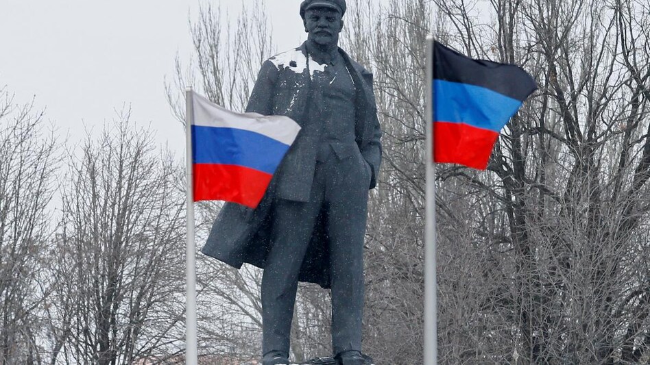 Flags of Russia and the self-proclaimed Donetsk People's Republic wave in the wind near a monument to Soviet state founder Vladimir Lenin during snowfall in the rebel-held city of Donetsk, Ukraine. (Photo: Reuters) Flags of Russia and the self-proclaimed Donetsk People's Republic wave in the wind near a monument to Soviet state founder Vladimir Lenin during snowfall in the rebel-held city of Donetsk, Ukraine. (Photo: Reuters)