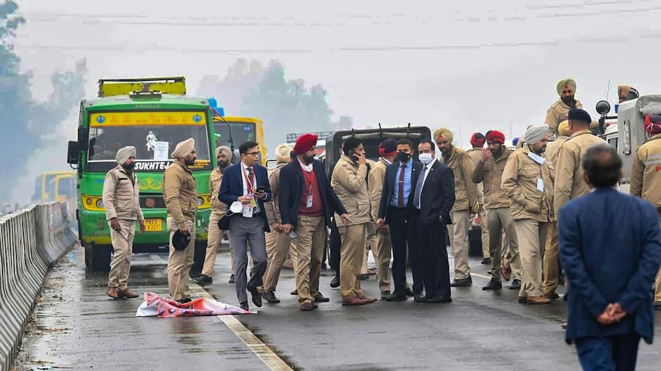 PM Modi's convoy stuck on a flyover in Ferozepur PM Modi's convoy stuck on a flyover in Ferozepur