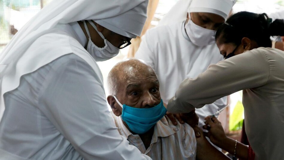 India's Omicron wave may intensify in coming weeks, say experts (Photo: Reuters) India's Omicron wave may intensify in coming weeks, say experts (Photo: Reuters)