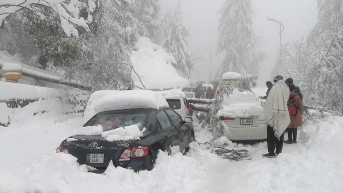 Pakistan: At least 16 snow-tourists die after being stranded at hill station