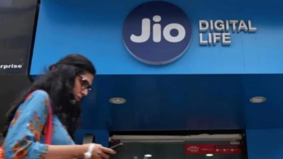 Jio users can now set standing instructions on the MyJio App using UPI AUTOPAY for their tariff plans and recharging. Jio users can now set standing instructions on the MyJio App using UPI AUTOPAY for their tariff plans and recharging.