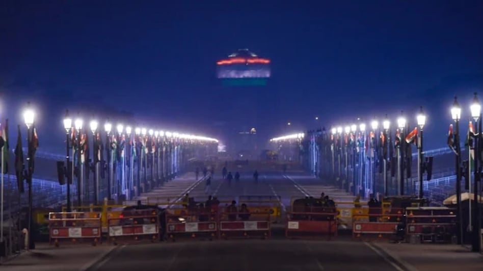 This year's parade started at 10:30 am, half-an-hour later than usual for better visibility. Ahead of the event, Prime Minister Narendra Modi paid tribute to India's fallen soldiers at the National War Memorial. This year's parade started at 10:30 am, half-an-hour later than usual for better visibility. Ahead of the event, Prime Minister Narendra Modi paid tribute to India's fallen soldiers at the National War Memorial.
