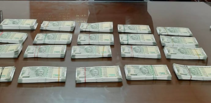 The customs officers recovered FICN (Fake Indian Currency Notes) of face value Rs 10,00,000 (2,000 notes of denomination 500) from the passenger. (Photo: FinMin) The customs officers recovered FICN (Fake Indian Currency Notes) of face value Rs 10,00,000 (2,000 notes of denomination 500) from the passenger. (Photo: FinMin)