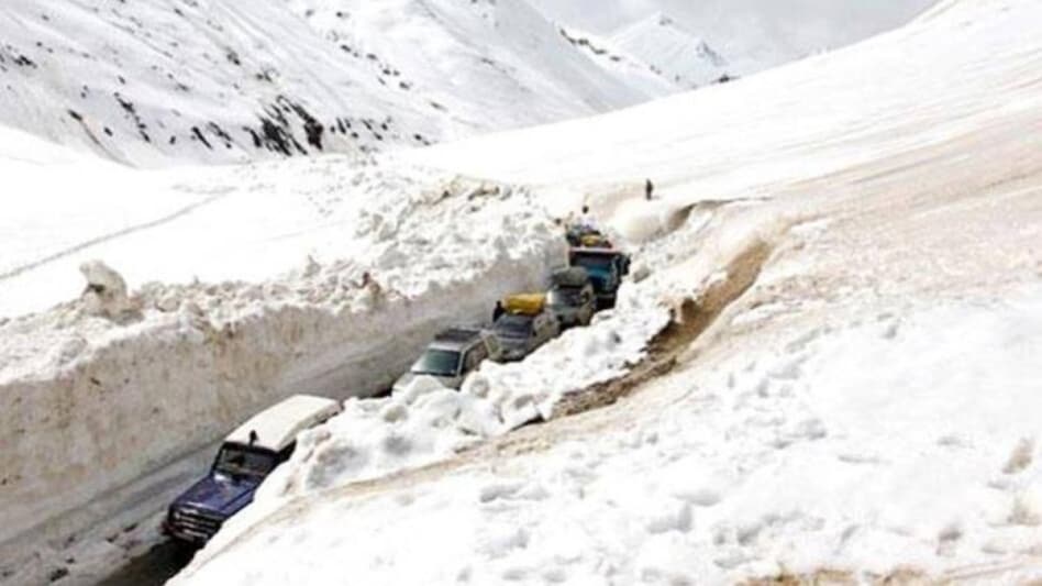 The administration has advised the general public and tourists to suspend any travel on the Srinagar-Leh highway through Zoji-La pass with immediate effect. The administration has advised the general public and tourists to suspend any travel on the Srinagar-Leh highway through Zoji-La pass with immediate effect.