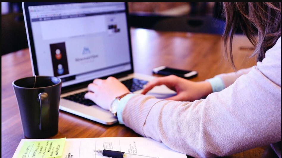 In Coutloot's new video commerce plugin format, over 6.5 lakh sellers can put up a video on the app and describe their products and store In Coutloot's new video commerce plugin format, over 6.5 lakh sellers can put up a video on the app and describe their products and store