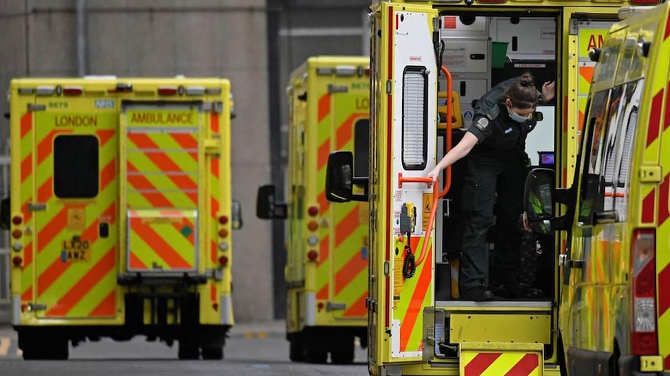 A health worker closes the door of an ambulance outside of the Royal London Hospital, amid the coronavirus disease (COVID-19) pandemic in London, Britain, January 7, 2022. (Photo: Reuters) A health worker closes the door of an ambulance outside of the Royal London Hospital, amid the coronavirus disease (COVID-19) pandemic in London, Britain, January 7, 2022. (Photo: Reuters)