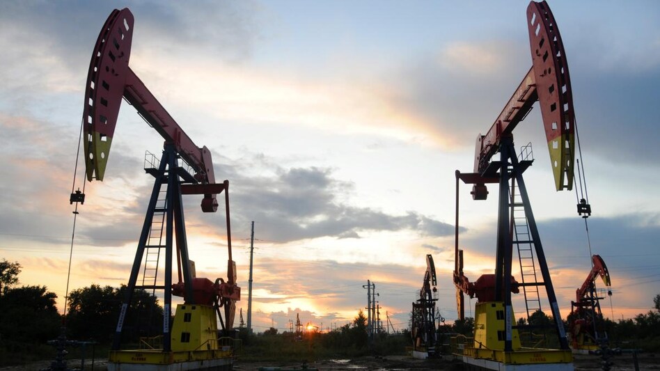 Oil prices hit by stronger dollar, potential US Fed rate increase (Photo: Reuters) Oil prices hit by stronger dollar, potential US Fed rate increase (Photo: Reuters)