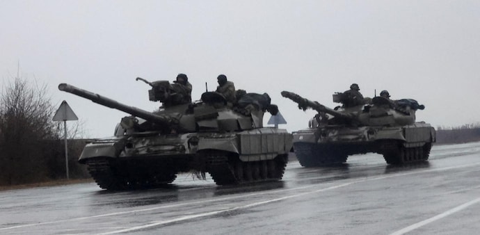 Ukrainian tanks move into the city, after Russian President authorised a military operation in eastern Ukraine, in Mariupol — Image Source: Reuters Ukrainian tanks move into the city, after Russian President authorised a military operation in eastern Ukraine, in Mariupol — Image Source: Reuters