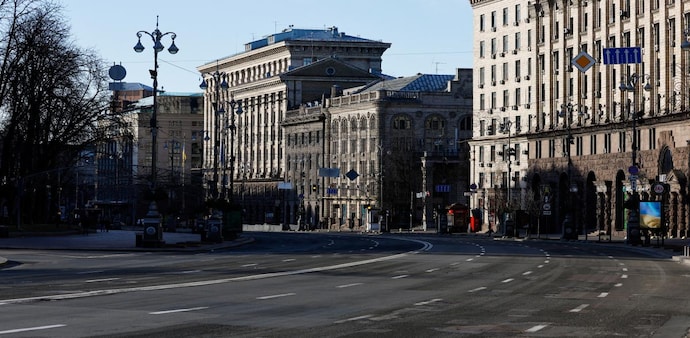 A deserted street is seen after curfew ended, as Russia's invasion of Ukraine continues, in Kyiv, Ukraine. (Photo: Reuters) A deserted street is seen after curfew ended, as Russia's invasion of Ukraine continues, in Kyiv, Ukraine. (Photo: Reuters)