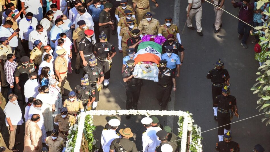 A large number of people also thronged the roads from where the cortege passed as the 92-year-old melody queen embarked on her final journey. A large number of people also thronged the roads from where the cortege passed as the 92-year-old melody queen embarked on her final journey.