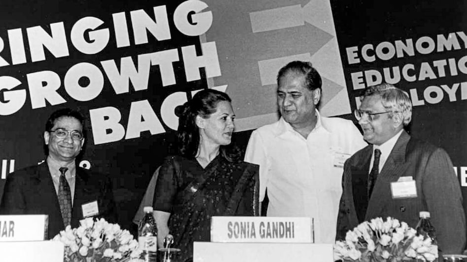 Industrialist Rahul Bajaj with Congress President Sonia Gandhi, CIIs outgoing President N.Kumar and incoming President Rajesh Shah Industrialist Rahul Bajaj with Congress President Sonia Gandhi, CIIs outgoing President N.Kumar and incoming President Rajesh Shah