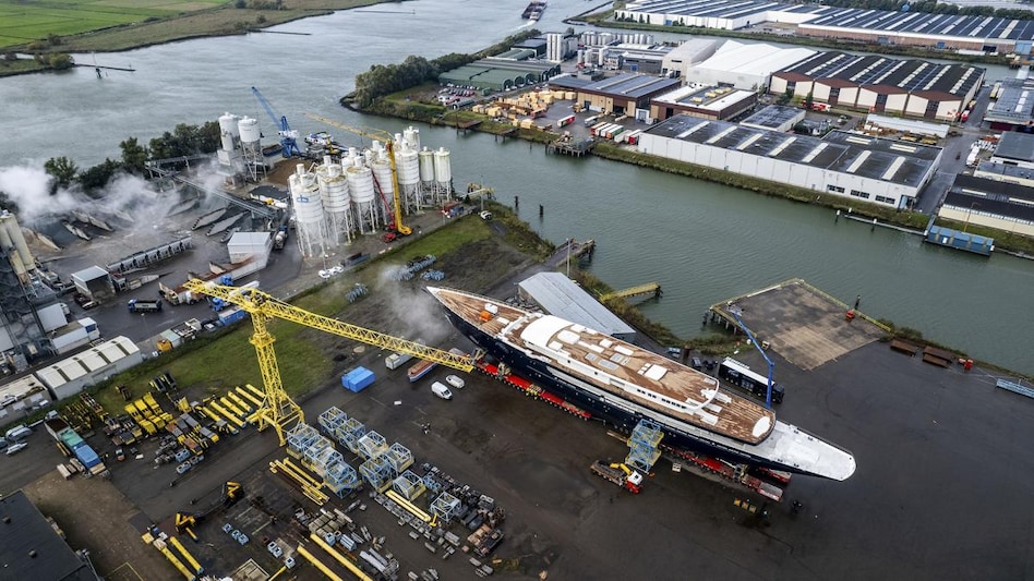 Reports this week that the Dutch city had already agreed to take apart the recently renovated Koningshaven Bridge, known locally as De Hef, sparked anger (Photo: AP) Reports this week that the Dutch city had already agreed to take apart the recently renovated Koningshaven Bridge, known locally as De Hef, sparked anger (Photo: AP)