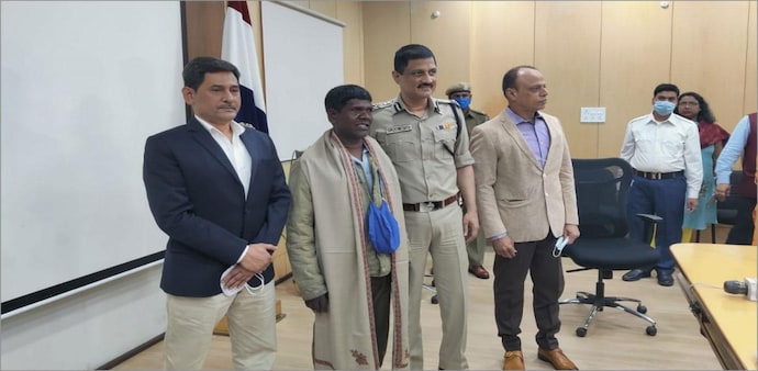 West Bengal police felicitates Bhuban Badyakar (Image: Suryagni Roy/India Today)-16:9 West Bengal police felicitates Bhuban Badyakar (Image: Suryagni Roy/India Today)-16:9