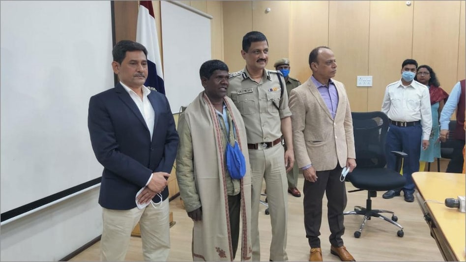 West Bengal police felicitates Bhuban Badyakar (Image: Suryagni Roy/India Today)-16:9 West Bengal police felicitates Bhuban Badyakar (Image: Suryagni Roy/India Today)-16:9