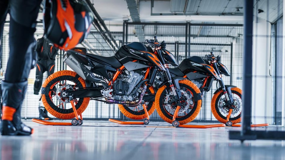 Dubbed as ‘The Super Scalpel’ by the manufacturer, the new KTM 890 Duke R has the same orange-coloured tubular steel frame and wheels. Dubbed as ‘The Super Scalpel’ by the manufacturer, the new KTM 890 Duke R has the same orange-coloured tubular steel frame and wheels.