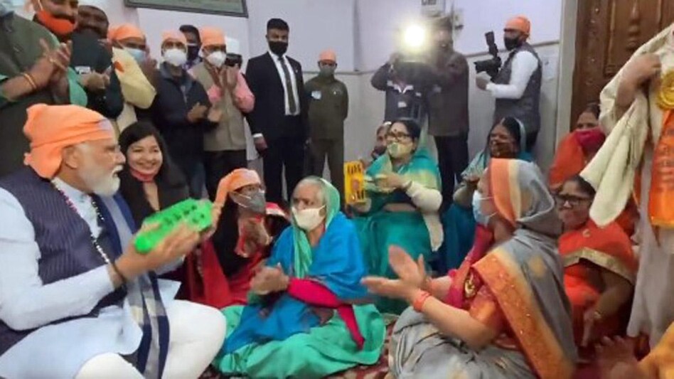 PM Modi participates in 'shabad kirtan' in Ravidas Temple in Delhi's Karol Bagh (Image: Twitter/@narendramodi) PM Modi participates in 'shabad kirtan' in Ravidas Temple in Delhi's Karol Bagh (Image: Twitter/@narendramodi)