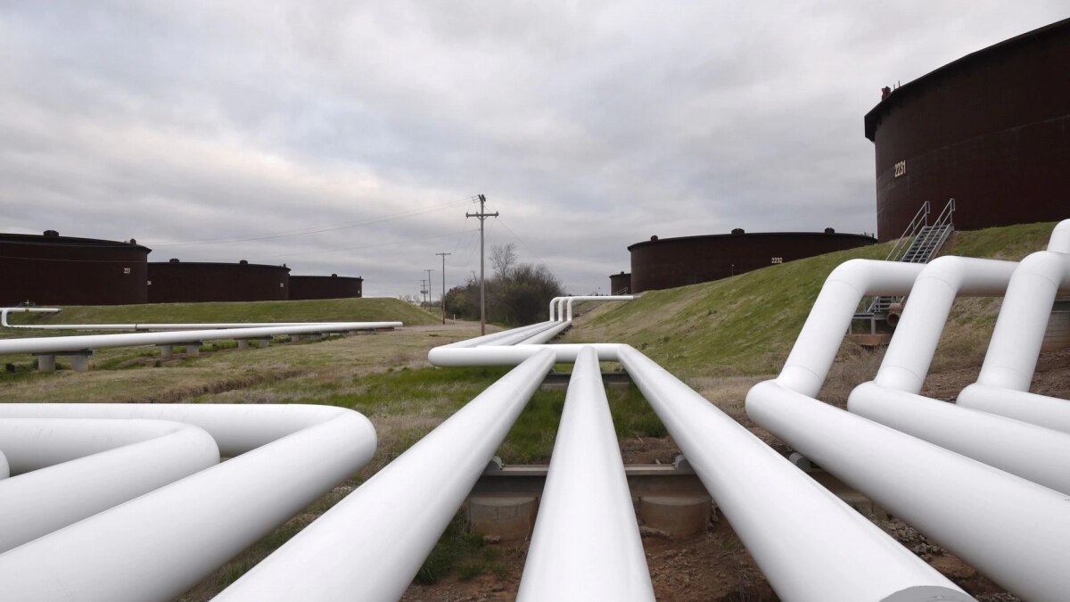 Oil climbs on growing fears over Russia-Ukraine conflict