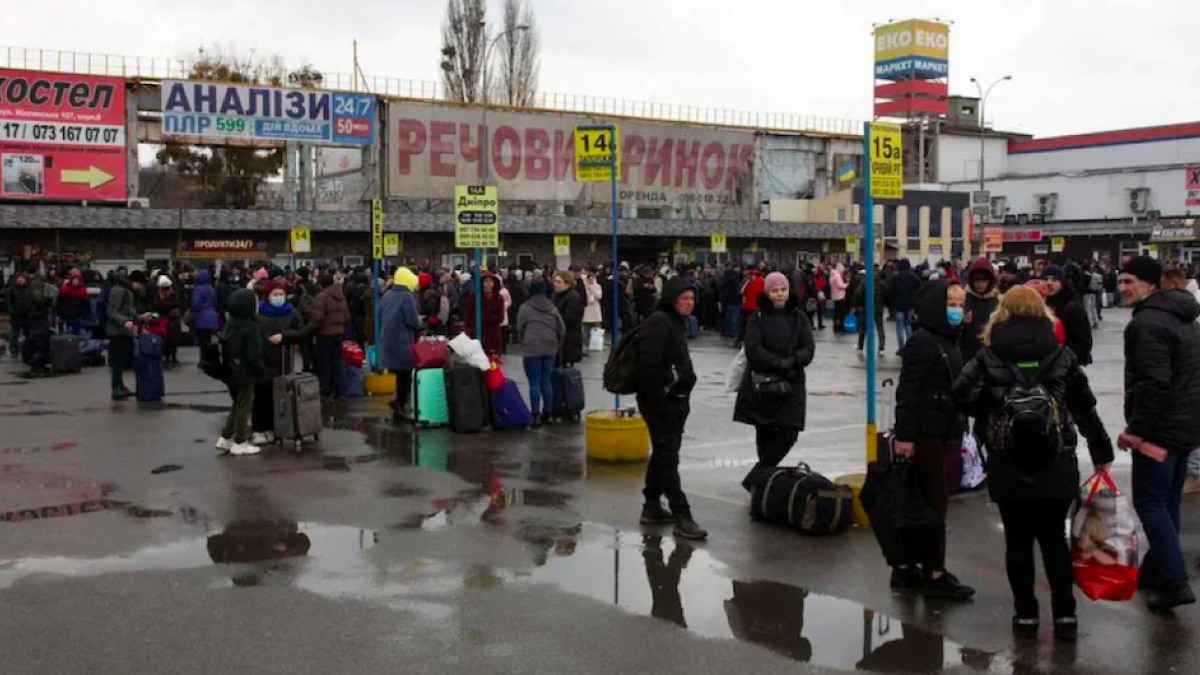 Kyiv has been under curfew with residents ordered to stay in shelters as Russian forces continued to shell the city's outskirts, although some were still trying to leave despite the curfew. (Photo: Reuters) Kyiv has been under curfew with residents ordered to stay in shelters as Russian forces continued to shell the city's outskirts, although some were still trying to leave despite the curfew. (Photo: Reuters)