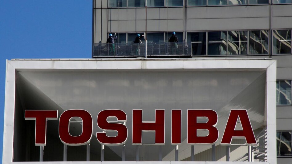 Toshiba will invest around 100 billion yen in the new plant, on top of a 25 billon yen investment in a 300-millimeter fabrication line it is building at an existing chip plant, a Toshiba spokesperson said. Toshiba will invest around 100 billion yen in the new plant, on top of a 25 billon yen investment in a 300-millimeter fabrication line it is building at an existing chip plant, a Toshiba spokesperson said.