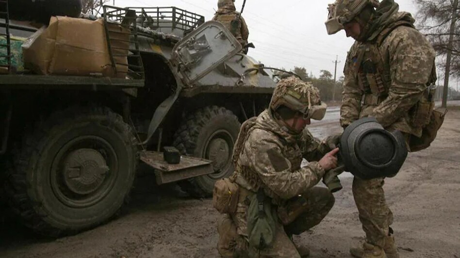 Ukrainian servicemen prepare a Swedish-British portable anti-tank guided missile NLAW before an attack in Lugansk region on February 26. (Photo: AFP) Ukrainian servicemen prepare a Swedish-British portable anti-tank guided missile NLAW before an attack in Lugansk region on February 26. (Photo: AFP)