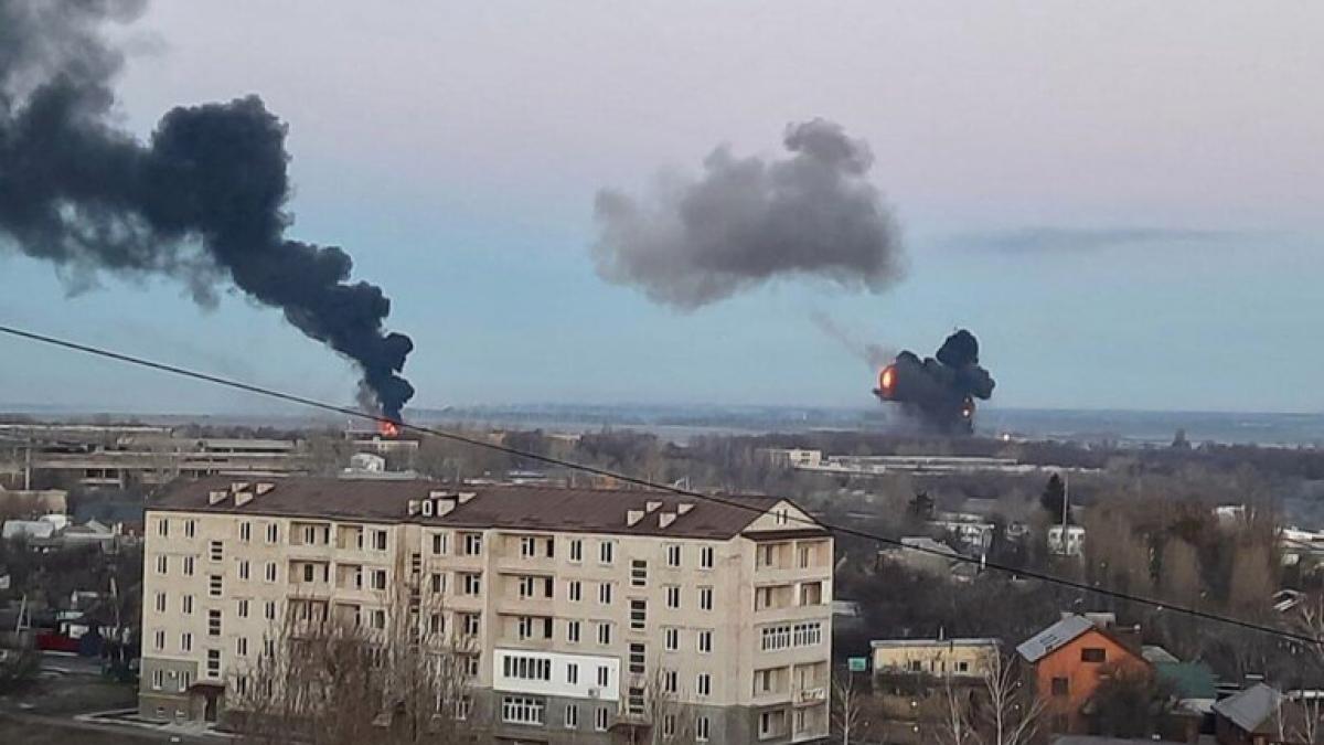 Russia-Ukraine war: Smoke rises in Kharkiv, the northeastern city of Ukraine (Twitter/@ahmermkhan) Russia-Ukraine war: Smoke rises in Kharkiv, the northeastern city of Ukraine (Twitter/@ahmermkhan)