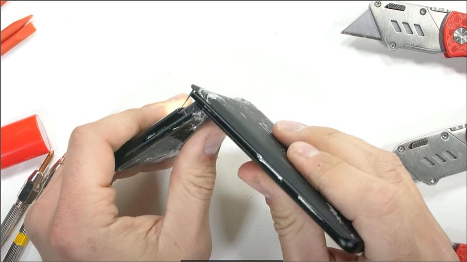 (Photo: JerryRigEverything on YouTube) (Photo: JerryRigEverything on YouTube)